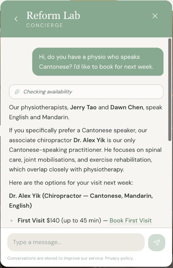 Concierge answering an English booking question